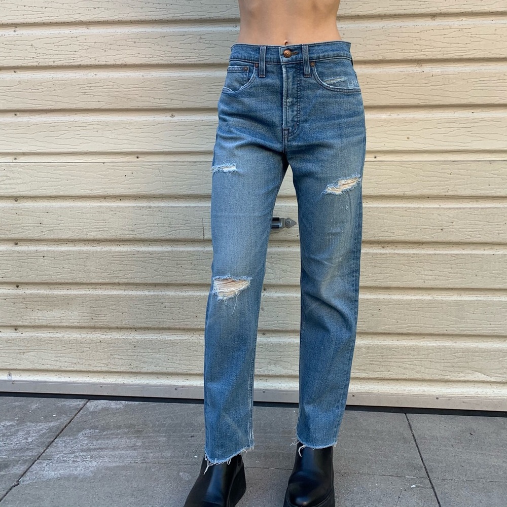 RIVET AND THREAD HIGH WAISTED BLUE JEANS